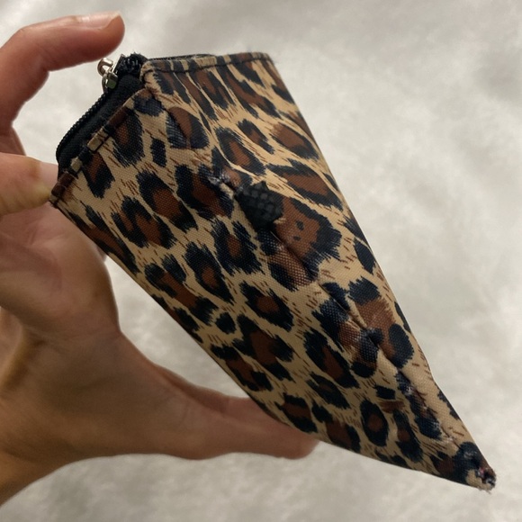Leopard print cosmetic pouch - Picture 9 of 16